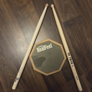 Small Evans RealFeel Practice Pad with Vic Firth Drumsticks - Black/Beige